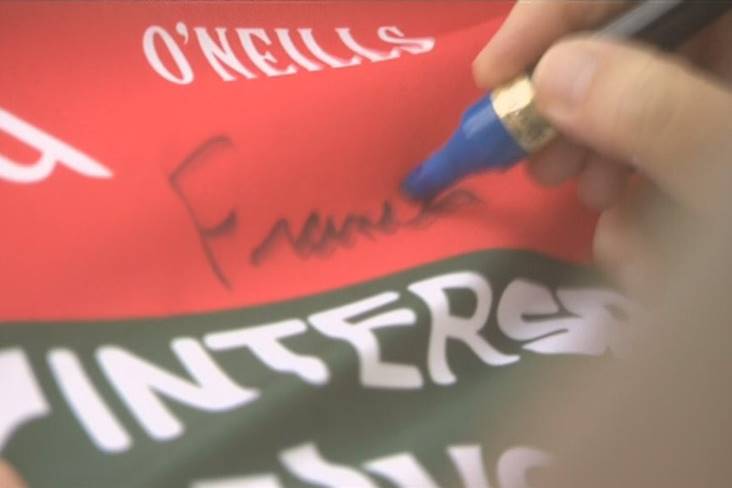 Mayo for Psalm: 'I'm fed up listening to them going on about Mayo not  winning' - Pope signs jersey in bid to end curse